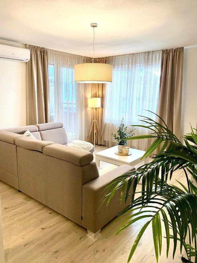 The Elite Suite Downtown A/C & Garage Parking Bratislava Bagian luar foto