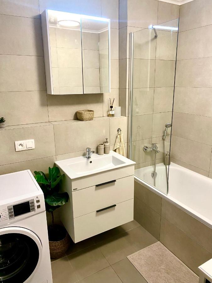 The Elite Suite Downtown A/C & Garage Parking Bratislava Bagian luar foto
