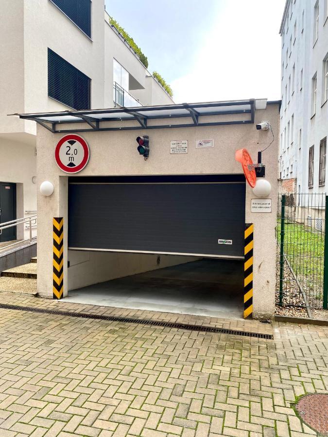 The Elite Suite Downtown A/C & Garage Parking Bratislava Bagian luar foto